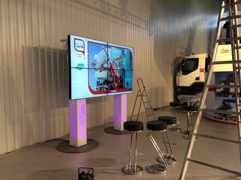 Ecran mur d'images plat SAMSUNG SU55E avec 4 écrans 150 cm - Mise en ...