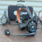 Intercom Hollyland Le Solidcom SE version mondiale est idéale pour les petites équipes de production souhaitant améliorer leur communication. Pensé pour rester abordable sans compromis sur la qualité, ce système de communication en duplex intégral 2,4 GHz propose un design léger, un système avancé de suppression du bruit ambiant, et une résistance à l’eau, permettant aux équipes de collaborer efficacement dans divers environnements, qu’il s’agisse de production vidéo commerciale ou d’activités en bord de mer.