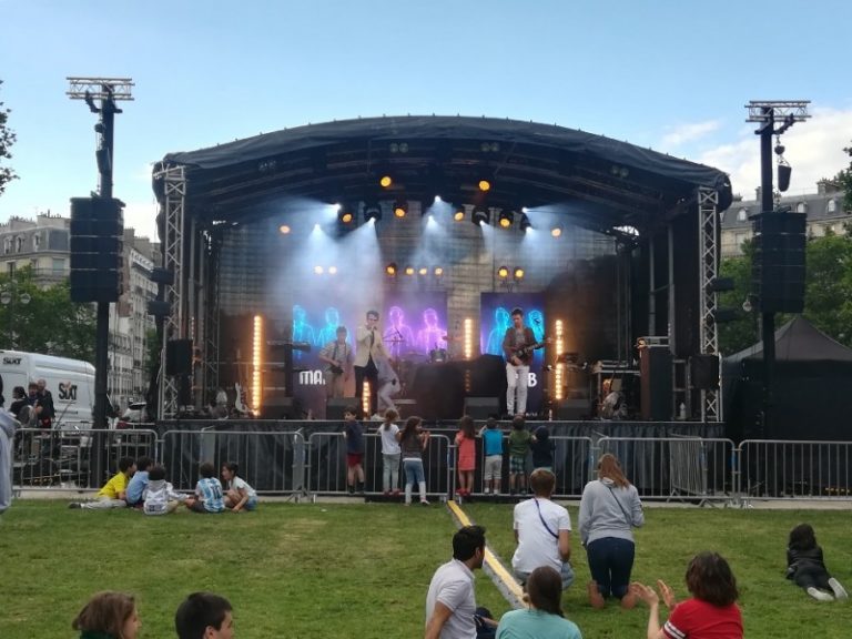 Scène mobile remorque 54m2 Arc en cercle