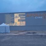 Projection lumineuse du vidéoprojecteur laser NEC PA1004UL sur la façade du cinéma Apollo Cine 8 à Rochefort. Vidéoprojecteur professionnel disponible à la location chez Mise en Scène à La Rochelle, Paris et partout en France.