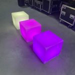 Cubes lumineux LED proposés par Mise en Scène à La Rochelle et Paris, idéals pour la décoration événementielle, salons, soirées et espaces d’accueil, créant une ambiance moderne et personnalisable