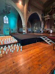 Événement musical Candlelight avec ambiance lumineuse à la bougie, installation technique son et lumière réalisée par Mise en Scène, matériel disponible à la location à La Rochelle, Paris et partout en France.