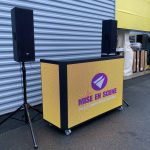 Cabine DJ professionnelle proposée par Mise en Scène à La Rochelle et Paris, avec écran LED intégré, idéale pour salons, soirées, lancements de produits et événements professionnels