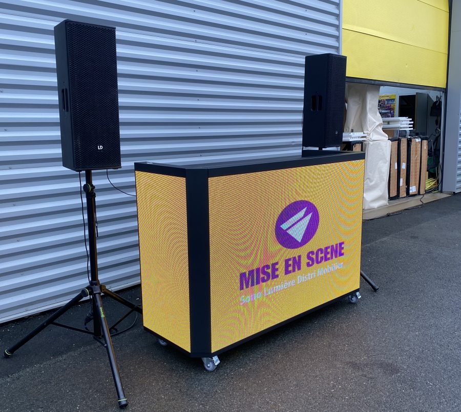 Cabine DJ professionnelle proposée par Mise en Scène à La Rochelle et Paris, avec écran LED intégré, idéale pour salons, soirées, lancements de produits et événements professionnels
