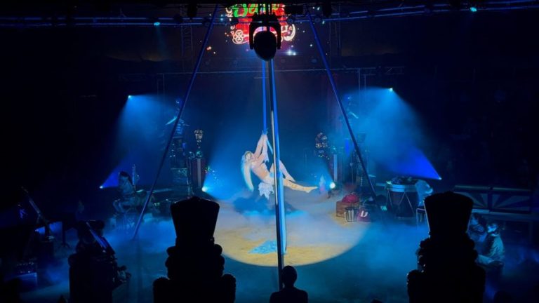 Artiste sur scène au Théâtre des Lumières, avec installation technique son et lumière réalisée par Mise en Scène, matériel disponible à la location à La Rochelle, Paris et partout en France.