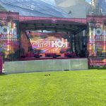 Scène Holi installée par Mise en Scène, disponible à la location à La Rochelle, Paris et partout en France, idéale pour concerts, spectacles et événements professionnels modulables