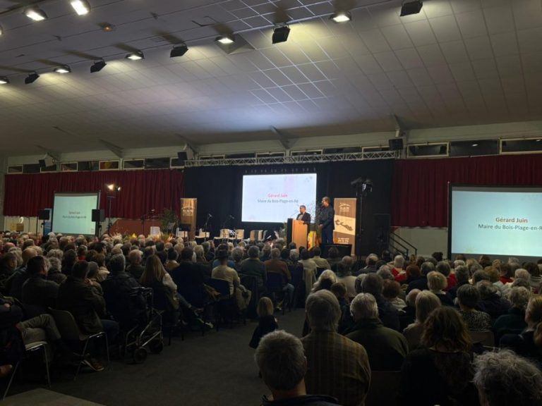 Vœux 2026 du président de la Communauté de communes de l’île de Ré, avec écran de diffusion et public lors de l’événement, installation technique réalisée par Mise en Scène à Aytré et Paris.