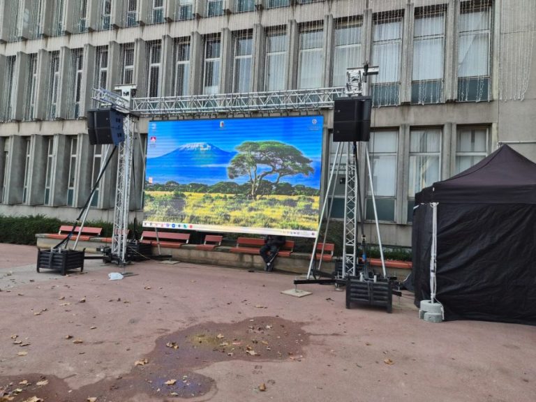 Coupe des Nations d’Afrique avec écran LED et sonorisation installés par Mise en Scène, matériel disponible à la location à La Rochelle, Paris et partout en France, pour événements sportifs et grands rassemblements.
