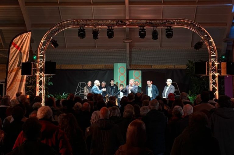 Vœux du maire d’Aytré avec installation technique son, lumière et écran réalisée par Mise en Scène, matériel disponible à la location à La Rochelle, Paris et partout en France, pour événements institutionnels.