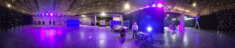 Installation de la salle pour les vœux du maire de Houille, avec sonorisation, éclairage et matériel technique réalisés par Mise en Scène, disponible à la location à La Rochelle, Paris et partout en France.
