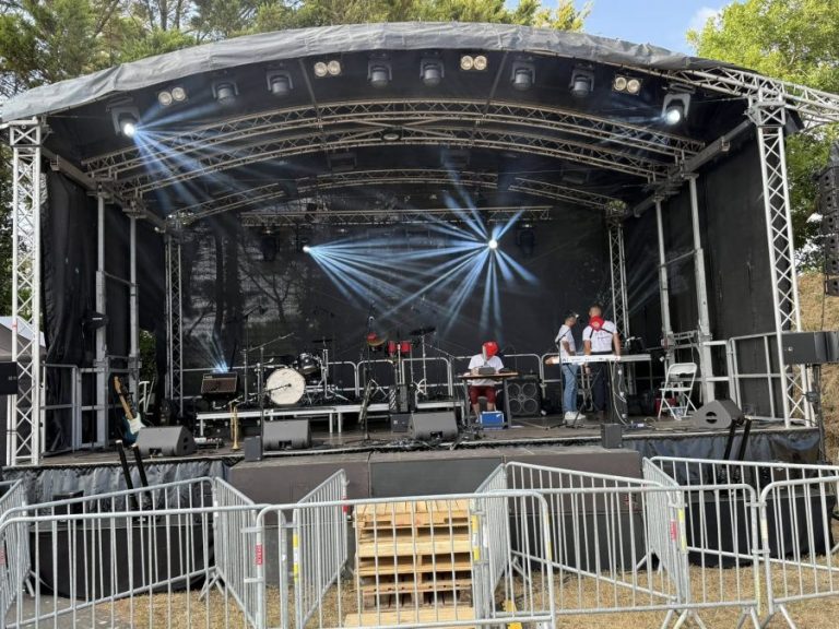 Bal des pompiers 2025 avec installation technique réalisée par Mise en Scène, matériel disponible à la location à La Rochelle, Paris et partout en France, pour soirées, animations et événements festifs.
