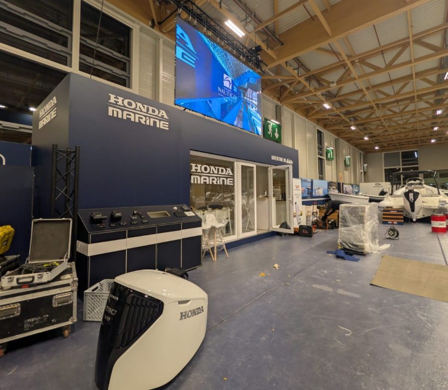 « Salon Nautique avec installation technique réalisée par Mise en Scène, matériel disponible à la location à La Rochelle, Paris et partout en France, pour salons professionnels, expositions et événements nautiques.
