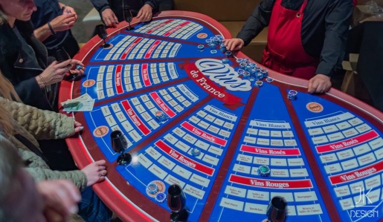Table des Senteurs installée par Mise en Scène, disponible à la location à La Rochelle, Paris et partout en France, idéale pour animations sensorielles, ateliers pédagogiques et événements interactifs.